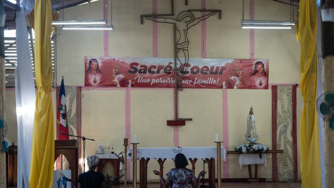 Fieles rezan en la iglesia Saint Pierre, Puerto Príncipe