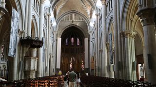 Un grupo de personas en la catedral de Lausana