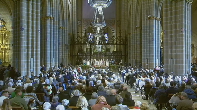 Los fieles llenaron la catedral de Pamplona para asistir a la ordenación episcopal de Florencio Roselló