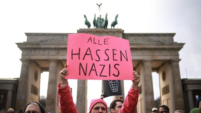 Manifestación contra el auge del nazismo ante la Puerta de Brandemburgo, en Berlin