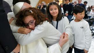 Una niña de la diócesis de Bari abraza al papa Francisco