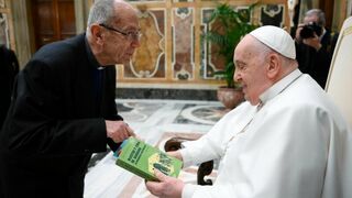 José Luis Corzo entrega un libro sobre Milani al papa Francisco / Vatican Media