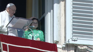 Francisco saluda a la niña que leyó la petición de paz