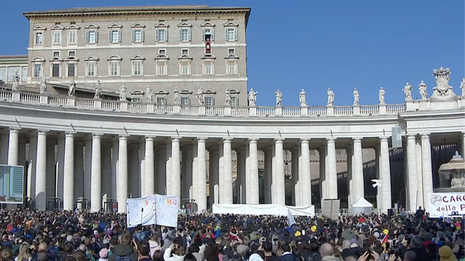 Los fieles escuchan al Papa durate el angelus