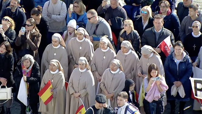 Unas religiosas españolas rezan el ángelus con el Papa