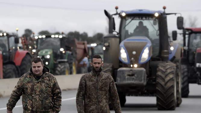 Agricultores franceses bloquean las carreteras y autopistas en protesta por la subida de los costes de producción