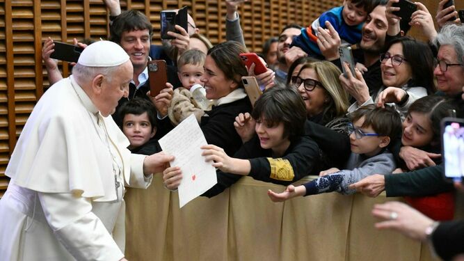 El Papa saluda a los hijos de los empleados de los medios de comunicación a los que recibió en audiencia