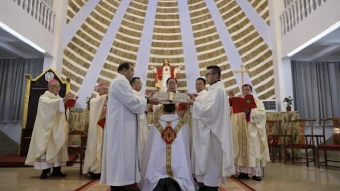 Ordenación del obispo chino Peter Wu Yishun