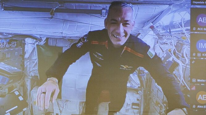 El astronauta, flotando dentro de la Estación Orbital.jpg