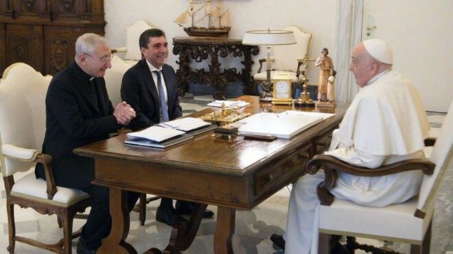 Francisco con Davide Prosperi y monseñor Santoro