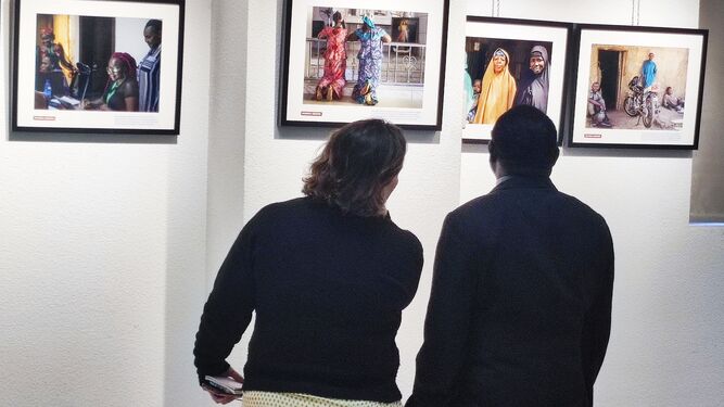 El obispo Matthew Hassan Kukah observa la exposición sobre Nigeria en la sede de los cambiamos en Madrid