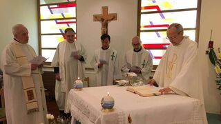 El padre Francesc Mulet, escolapi presidint l'Eucaristia