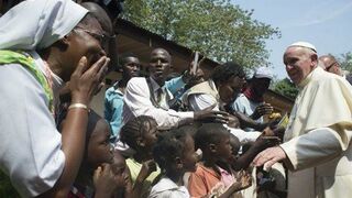 Francisco, durante un viaje a África