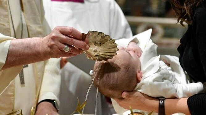 El Papa Francisco bautizando