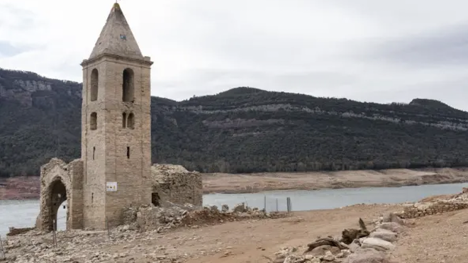 La sequía ha dejado al descubierto las iglesias inundadas por los pantanos