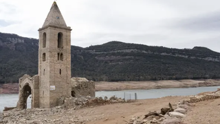 La sequía  ha dejado al descubierto las iglesias inundadas por los pantanos