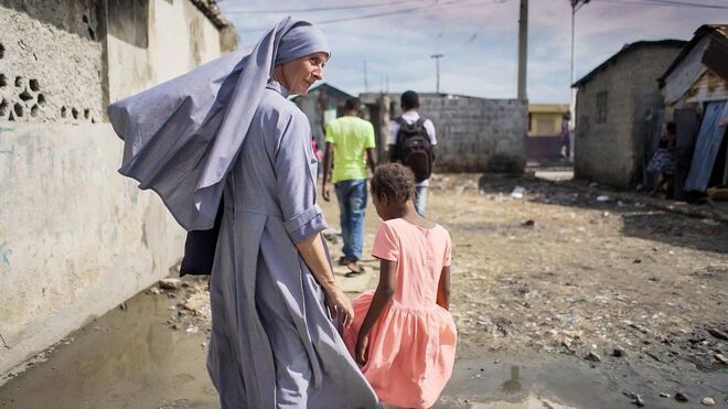 La hermana Paësie con una niña haitiana