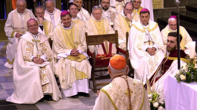 Sako, junto a Terlinden, y al nuevo sacerdote (de rodillas, en el suelo)