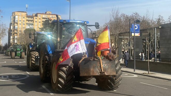 Tractores protestando en las calles de Zamora, ayer
