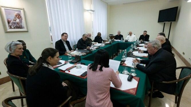 Varias mujeres participan en una reunión del Consejo de Cardenales
