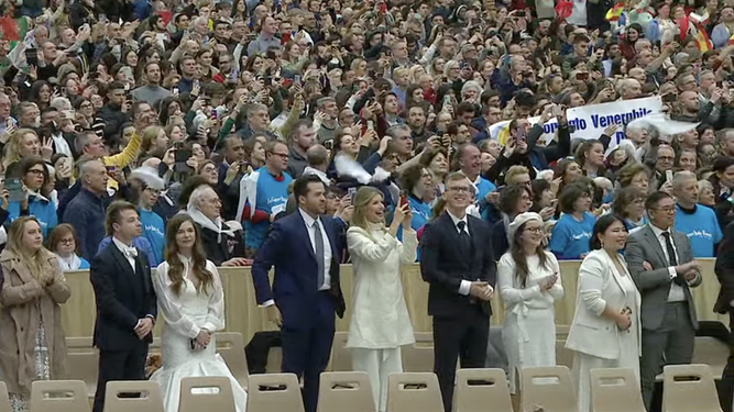Un grupo de matrimonios espera la bendición del Papa en la audiencia general