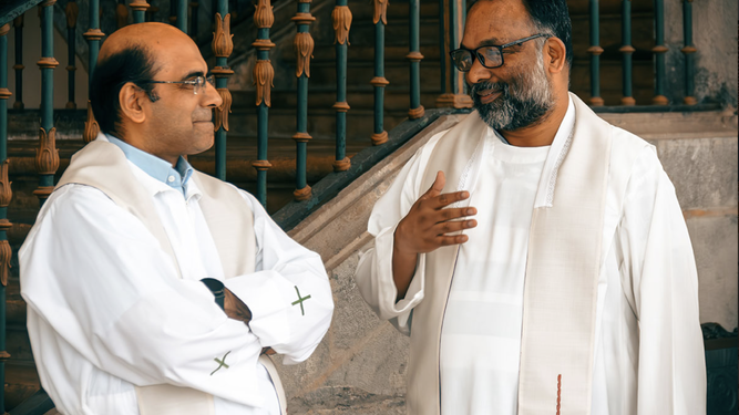 Dos religiosos jesuitas durante las Congregación de Procuradores de 2023