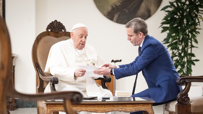 Martínez-Brocal y el Papa, durante la elaboración del libro