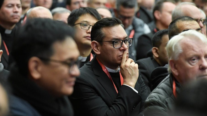 Uno de los sacerdotes asistentes a la audiencia