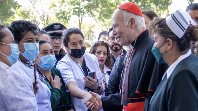 El cardenal Aguiar, con enfermeras