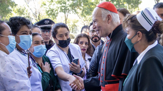 El cardenal Aguiar, con enfermeras