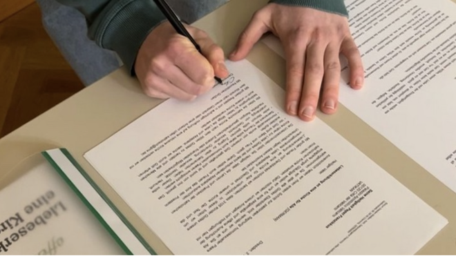 Firmando la Declaración de amor por una Iglesia para todos