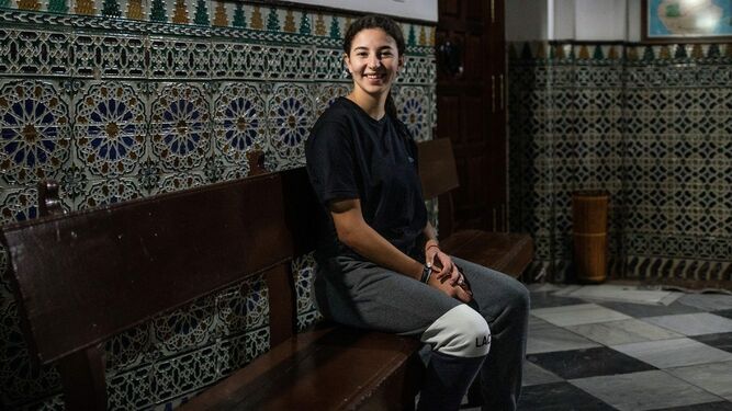 Saleha Mohamed Chanhih es una joven llena de energía, hija de inmigrantes marroquíes en España. Actualmente, cursa una carrera técnica en deportes