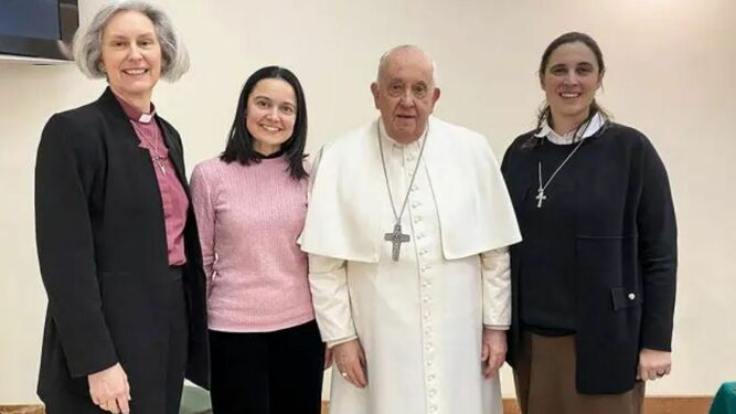El Papa, con Linda Porcher, la obispa anglicana Jo Bailey Wells y la hermana Giuliva di Berardino