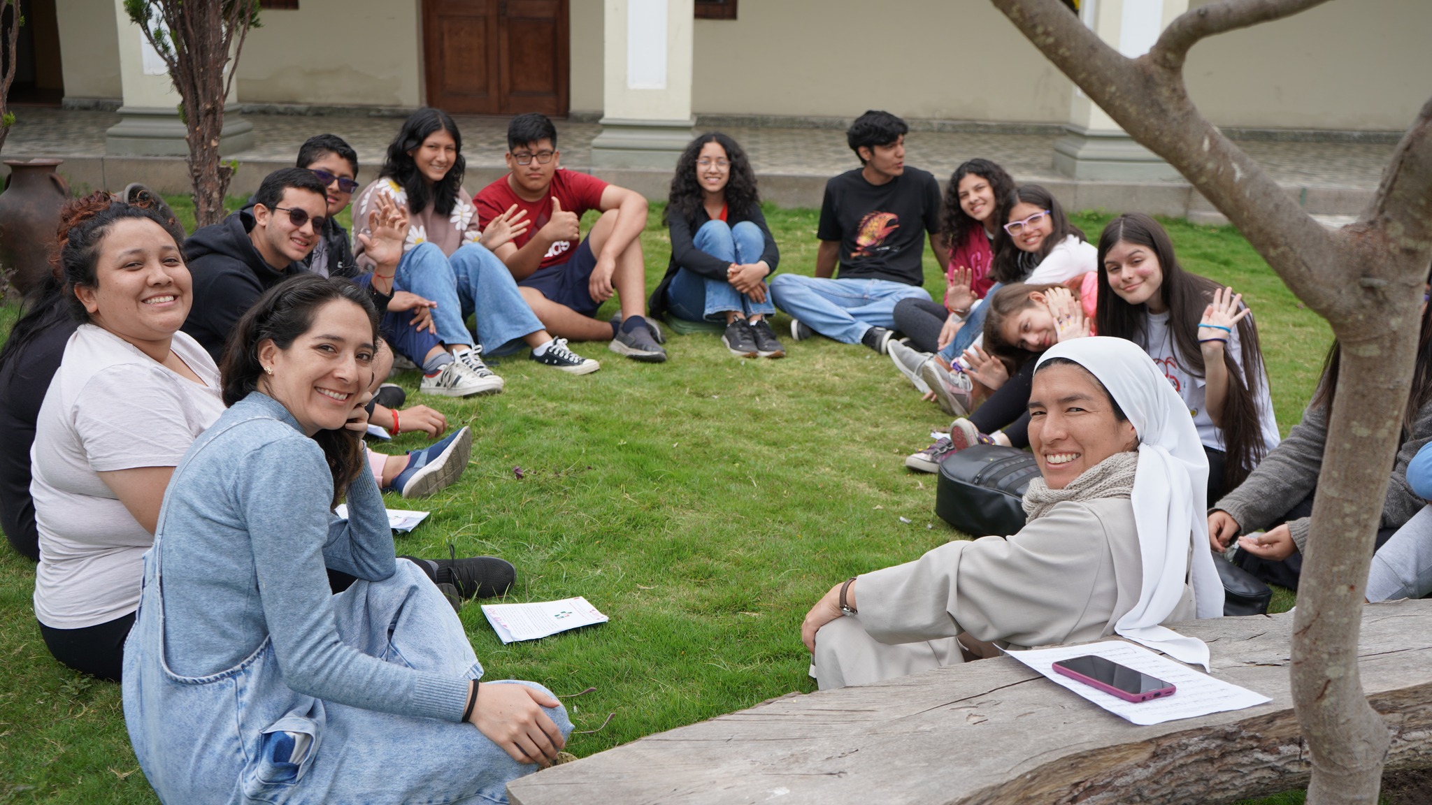 La hermana Diana con un grupo de jóvenes