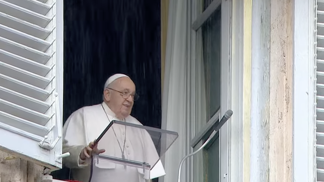 El Papa, bajo la lluvia