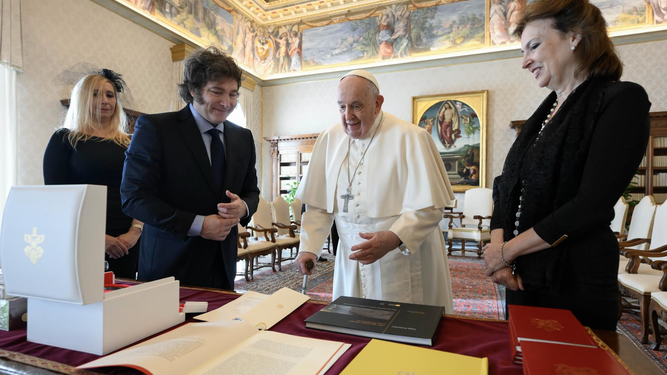 Regalos tras la audiencia del Papa con Milei