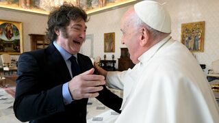 Saludo de Francisco y Javier Milei