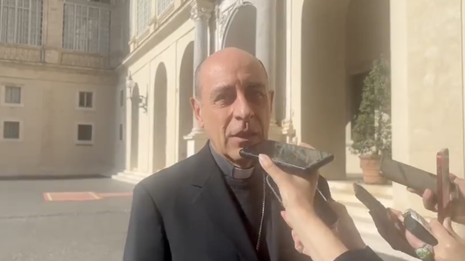Víctor Manuel Fernández, con los periodistas en el Vaticano