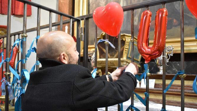 Lazos de los enamorados junto a las reliquias de San Valentín