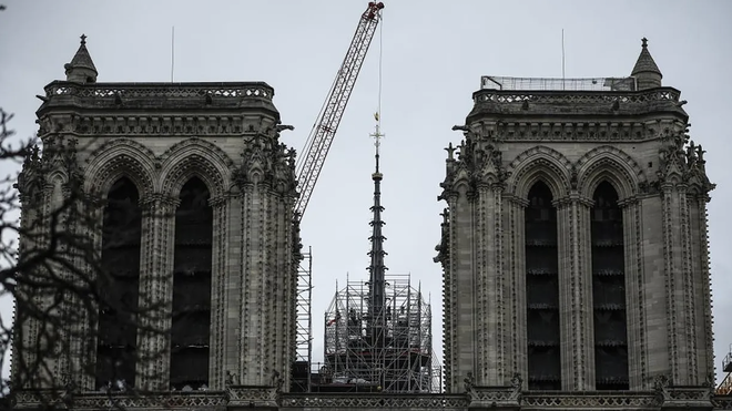 Instalación de la nueva aguja de Notre Dame