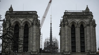 Instalación de la nueva aguja de Notre Dame