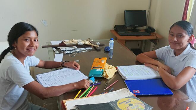 Niurka y Nikol, estudiantes amazónicas