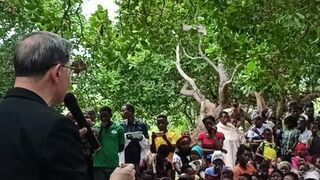 Cardenal Tagle en el Campamento de Corrane. Mozambique