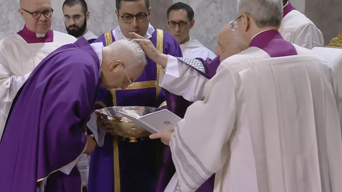 El Papa impone la ceniza