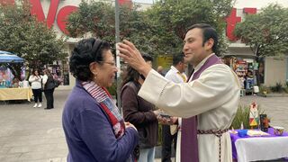 Sacerdotes mexicanos imparten ceniza en la salida del Metro y Metrobús