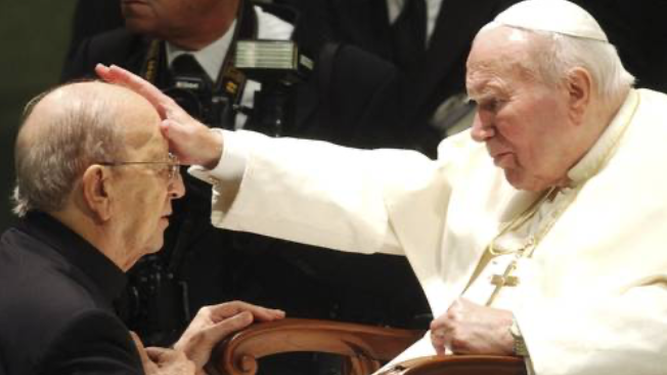 Juan Pablo II bendice a Maciel