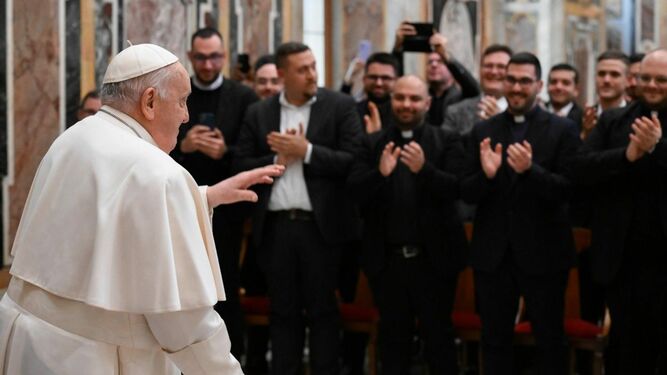 Francisco, con los sacerdotes y seminaristas