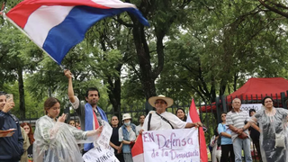 Manifestación en defensa de la democracia en Paraguay