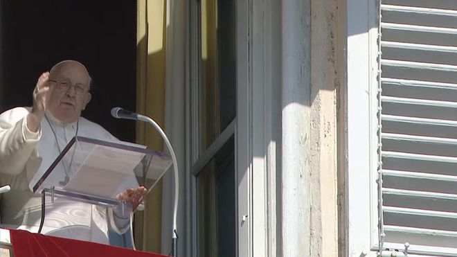 Francisco imparte la bendición tras el rezo del ángelus