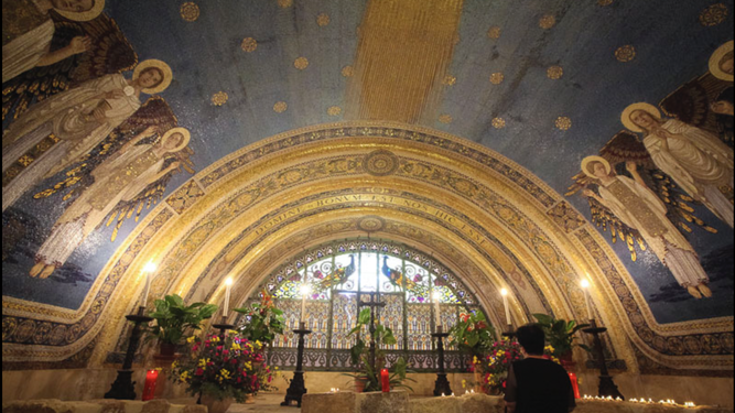 Orando en la basílica de la Transfiguración